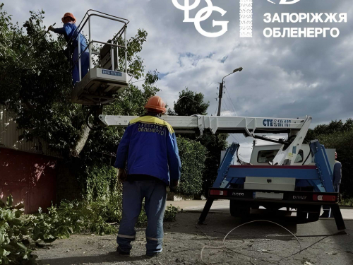 На Запоріжжі енергетики ремонтували мережі після ворожих ударів та негоди 