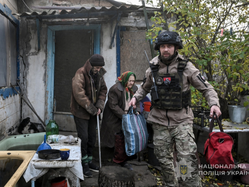 Спецоперація з евакуації з Гуляйполя - поліцейські вивезли понад 30 людей під прикриттям військових РЕБів (відео)