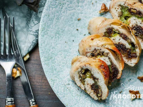 Можна їсти, не розігріваючи:  приготуємо курячий рулет з чорносливом та сиром за рецептом відомого шеф-кухаря (відео)