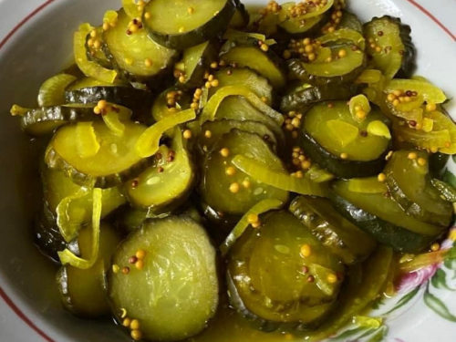 Легкий та смачний - рецепт пряного салату з огірків на зиму