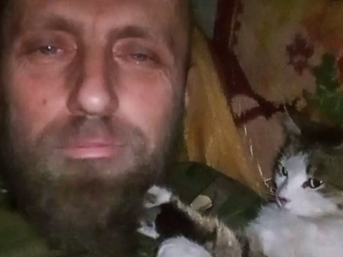 На Запоріжжі боєць провів понад пів року в підземеллі зруйнованого Степногірська — і весь цей час поруч із ним була кішка Муся
