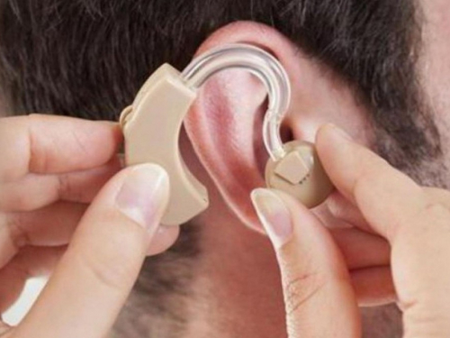 Запорізькі ветерани та ветеранки можуть безоплатно отримати сучасні слухові апарати: що для цього потрібно