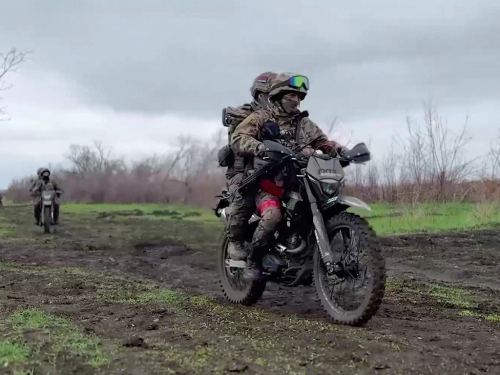 Атаку на мотоциклах зірвали: на Гуляйпільському напрямку захисники розбили російську штурмову групу (відео)