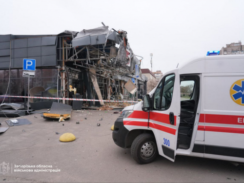 Росіяни вдарили по супермаркету в Запоріжжі - є поранені (фото, відео)