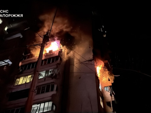 «Чую, в квартирі дівчина кричить»: у Запоріжжі очевидці розповіли, як рятувалися від вибухів під час обстрілу (відео)