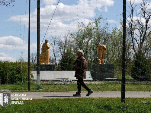 65 бригада ЗСУ показала, як сьогодні виглядають прифронтові села Запорізької області після обстрілів, атак дронів та бомбардувань.