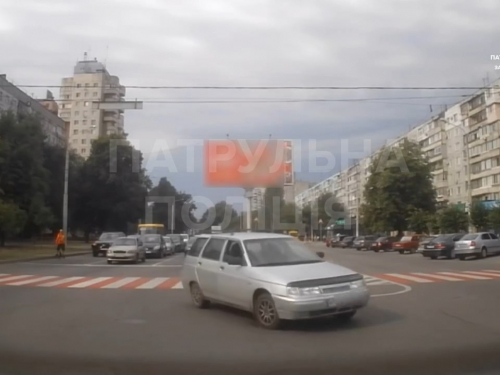Неповага і нетерплячість потягнула на штраф - у Дніпровському районі Запоріжжя водій порушив церемонію хвилини мовчання (фото, відео)