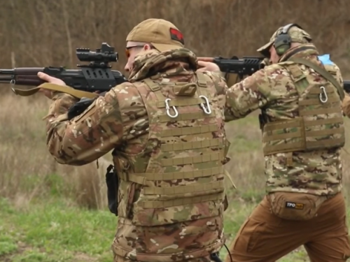 На передовій в Запорізькій області наші захисники опановують різні види стрілецької зброї - відео