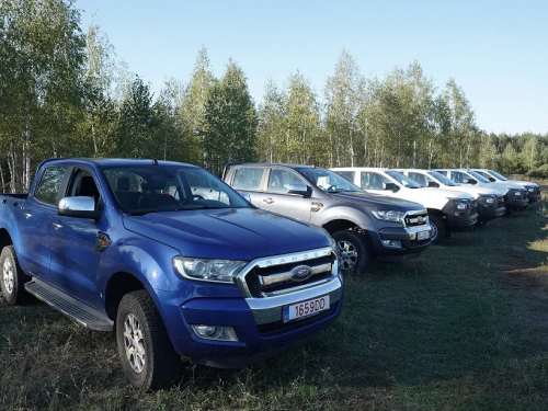 Автопарк 157-ї окремої механізованої бригади поповнився дев’ятьма пікапами від "Сталевого фронту Ріната Ахметова"