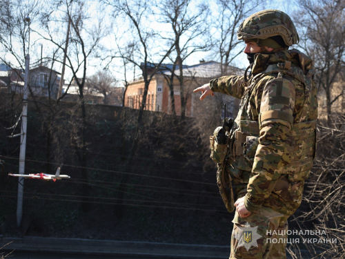 Завис над дорогою: у Запоріжжі російський дрон з вибухівкою заплутався у дротах (фото)