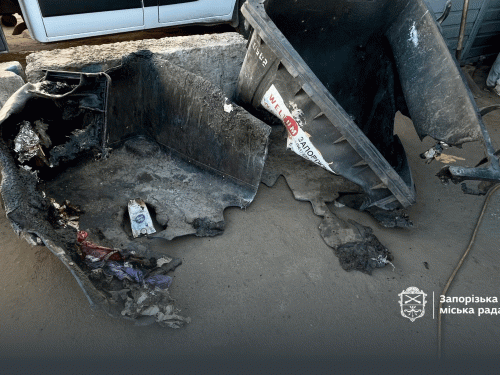 Спалені вандалами пластикові сміттєві контейнери у Запоріжжі