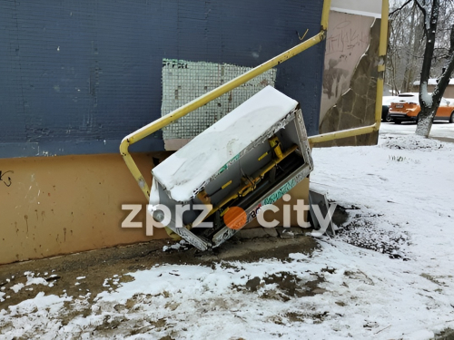 Залишили будинки без газу - у Запоріжжі під час демонтажу аварійної арки пошкодили елементи газорозподільної системи (фото)