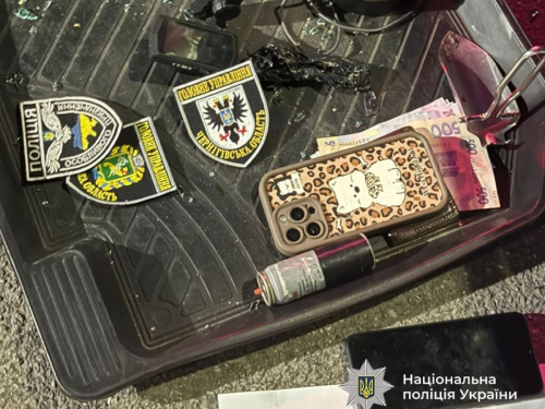 Зухвалі наркоторговці перевозили заборонене на авто з шашечкою"таксі" та робили "закладки" у формі поліцейських - фото, відео