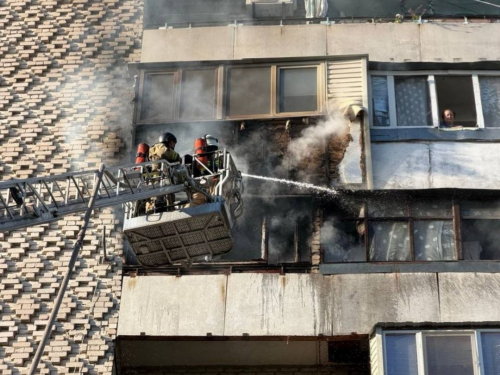 У Запоріжжі дрон влучив у багатоповерхівку - постраждав 39-річний чоловік, фото: ЗОВА