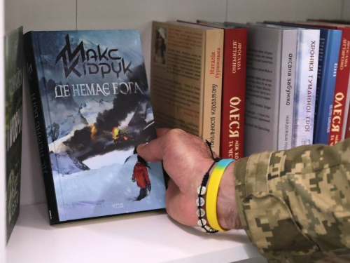 Зібрали під час читацького фестивалю - в Запоріжжі відкрили п’яту книжкову поличку для військових (відео)