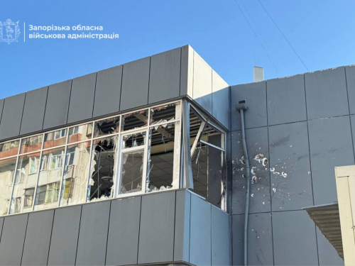 Росіяни атакували спорткомплекс на Пісках у Запоріжжі: жінку госпіталізували