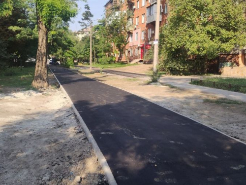 У центрі Запоріжжя відремонтували тротуар, на який скаржилися жителі міста - фото