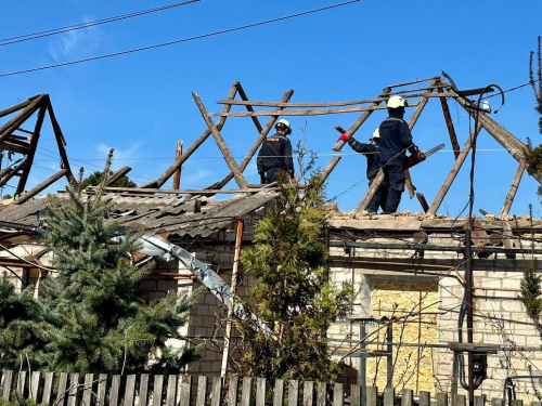 Зруйновані будинки та вибиті вікна - у Запоріжжі ліквідовують наслідки нічної атаки росіян (фото)