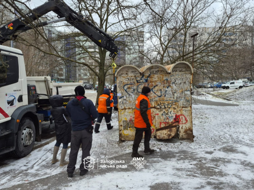 У Запоріжжі краном прибрали «довгожителя» — кіоск роками псував двір у Хортицькому районі (фото)