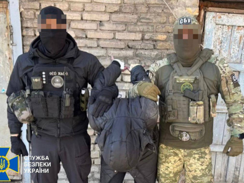 СБУ та Нацполіція задокументували протиправну діяльність запоріжця, причетного до незаконного зберігання та збуту зброї й боєприпасів. Фото СБУ