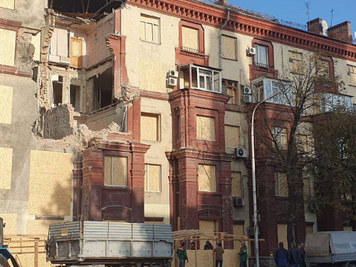 У Запоріжжі демонтували частину багатоповерхівки, в яку влучила російська ракета - фото