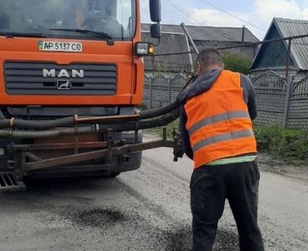 У Запорізькому районі ремонтують важливу ділянку дороги - фото