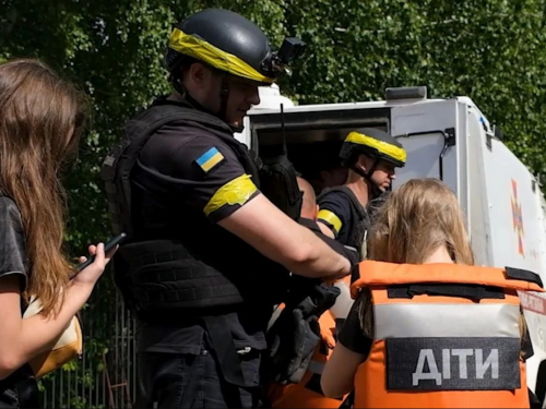 Під звуки вибухів -  з прифронтової Юрківки евакуювали дві багатодітні родини (відео)