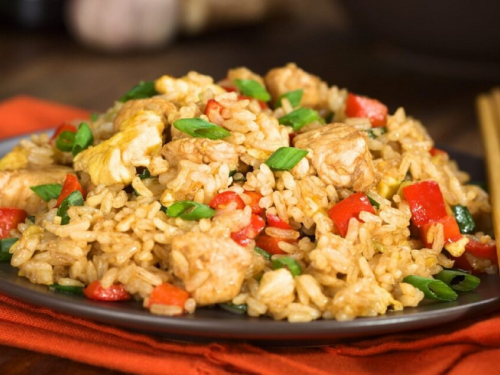 Смачна страва без брудного посуду - рецепт рису з куркою та овочами