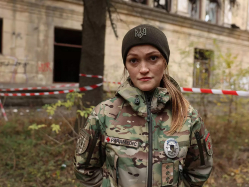 "Лечу в саме пекло прильоту" - запорізька парамедикиня рятує життя під обстрілами (відео)