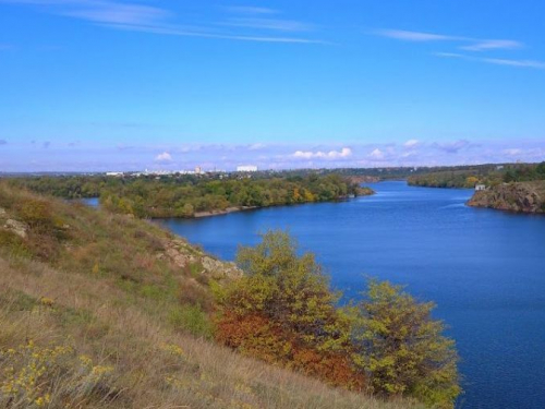 Як виглядає мальовниче місце на березі Дніпра у спальному районі Запоріжжя - фото