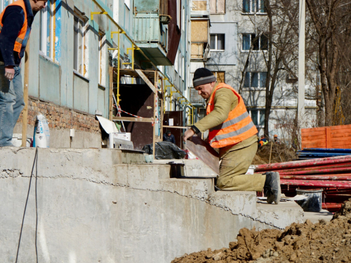 Прокладають газ та демонтують пошкоджені частини - як у Запоріжжі проходить ремонт пошкоджених будівель