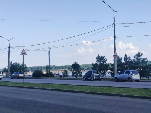 Біля запорізького пляжу з'явився перший у місті підвищений пішохідний перехід - фото
