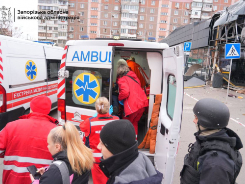 Серед поранених дитина та рятувальник - що відбувається на місці російського удару по супермаркету в Запоріжжі (фото, відео)