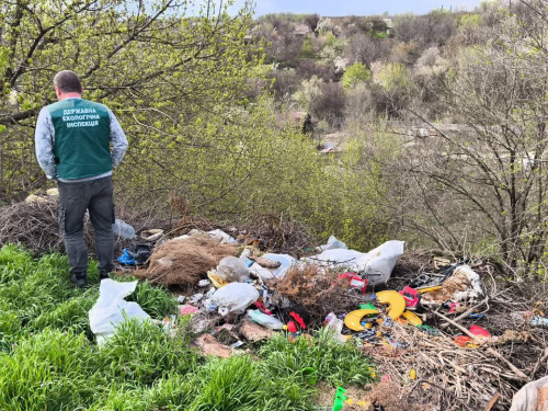 Шар сміття сягає 20 сантиметрів - у Запоріжжі екологи знайшли величезне звалище непотребу біля річки (фото)