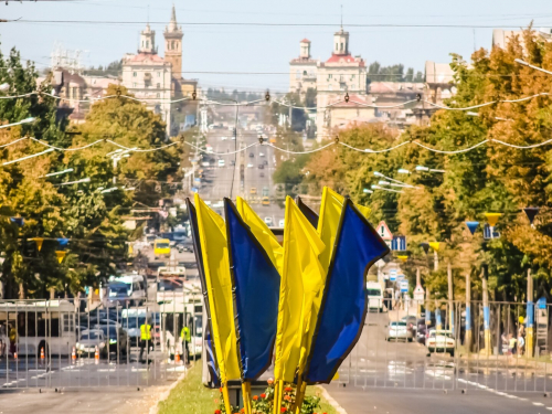 "Пережиток минулого" - з центрального проспекту Запоріжжя планують прибрати тримачі для прапорів