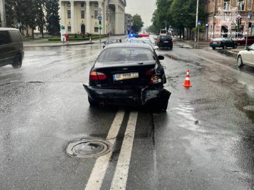 Біля запорізького театру сталася потрійна ДТП - фото