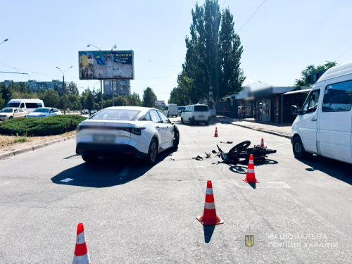 У Запоріжжі зіткнулися автомобіль і мотоцикл - постраждала 16-річна дівчина, фото: Національна поліція Запорізької області 