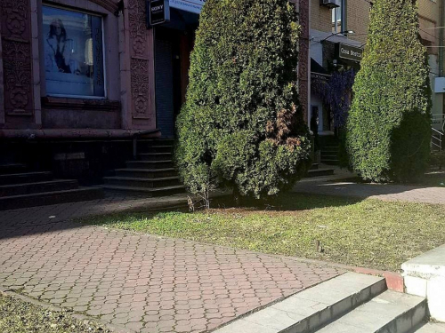 Після скарг у соцмережах: у центрі Запоріжжя прибрали незаконні банери російською мовою (фото)