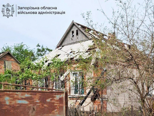 На Запоріжжі російські війська вдарили КАБами по селищу - постраждали чоловік та жінка (фото)