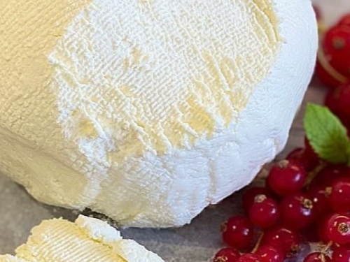 Маскарпоне зі сметани: рецепт ніжного сиру, що тане у роті - відео