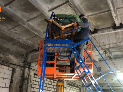  Застосовували підіймальний ківш: на будівництві у Запоріжжі чоловіка затиснуло бетонною плитою - фото
