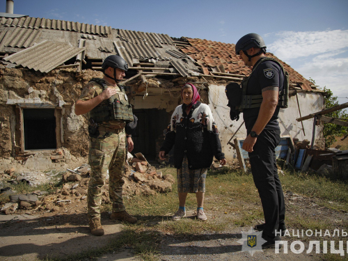 Поліцейські евакуювали літню жінку з Гуляйполя - як зараз живе та виглядає прифронтове місто