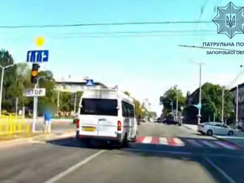 Пронісся на червоне – у Запоріжжі водія маршрутки притягнули до відповідальності (фото, відео)