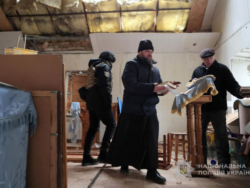 З прифронтового села Запорізької області вивезли ікони та інші церковні святині (відео)