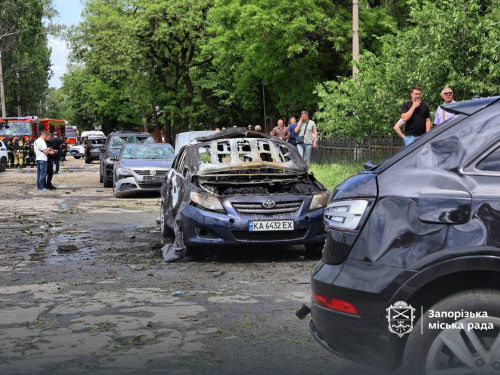 У Запоріжжі 26 травня росіяни вдарили по центру міста. В Олександрівському районі троє поранених, пошкоджена будівля та автомобілі.