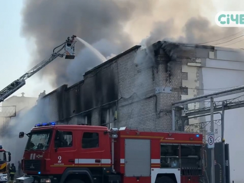 Вдарили тричі — у Запоріжжі згоріли сотні тонн допомоги через атаку дронів (фото, відео)
