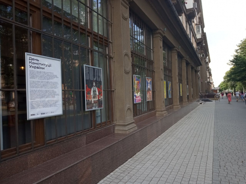 На фасаді Центру сучасного мистецтва вже можна безкоштовно переглянути роботи восьми художників