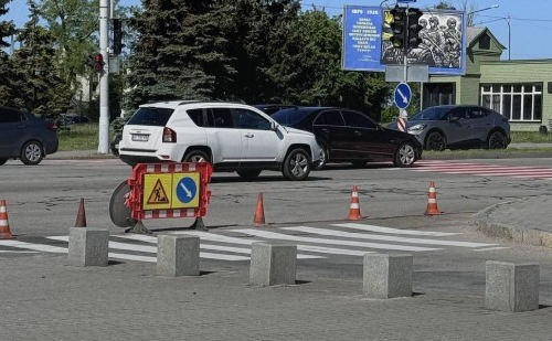 У центрі Запоріжжя дорожники оновлюють покриття на вулиці Незалежної України, через що частину проїзду тимчасово закрили