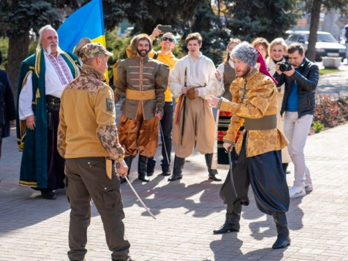 Найвідоміший козак Запоріжжя та театральні актори підготували сюрприз на весіллі військових