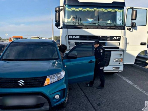 У Запоріжжі на мосту зіткнулися вантажівка та кросовер - фото